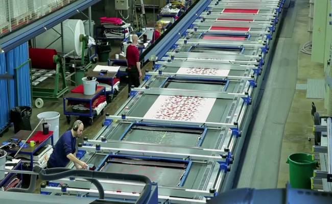 flatbed-screen-printing-process-in-textile-industry